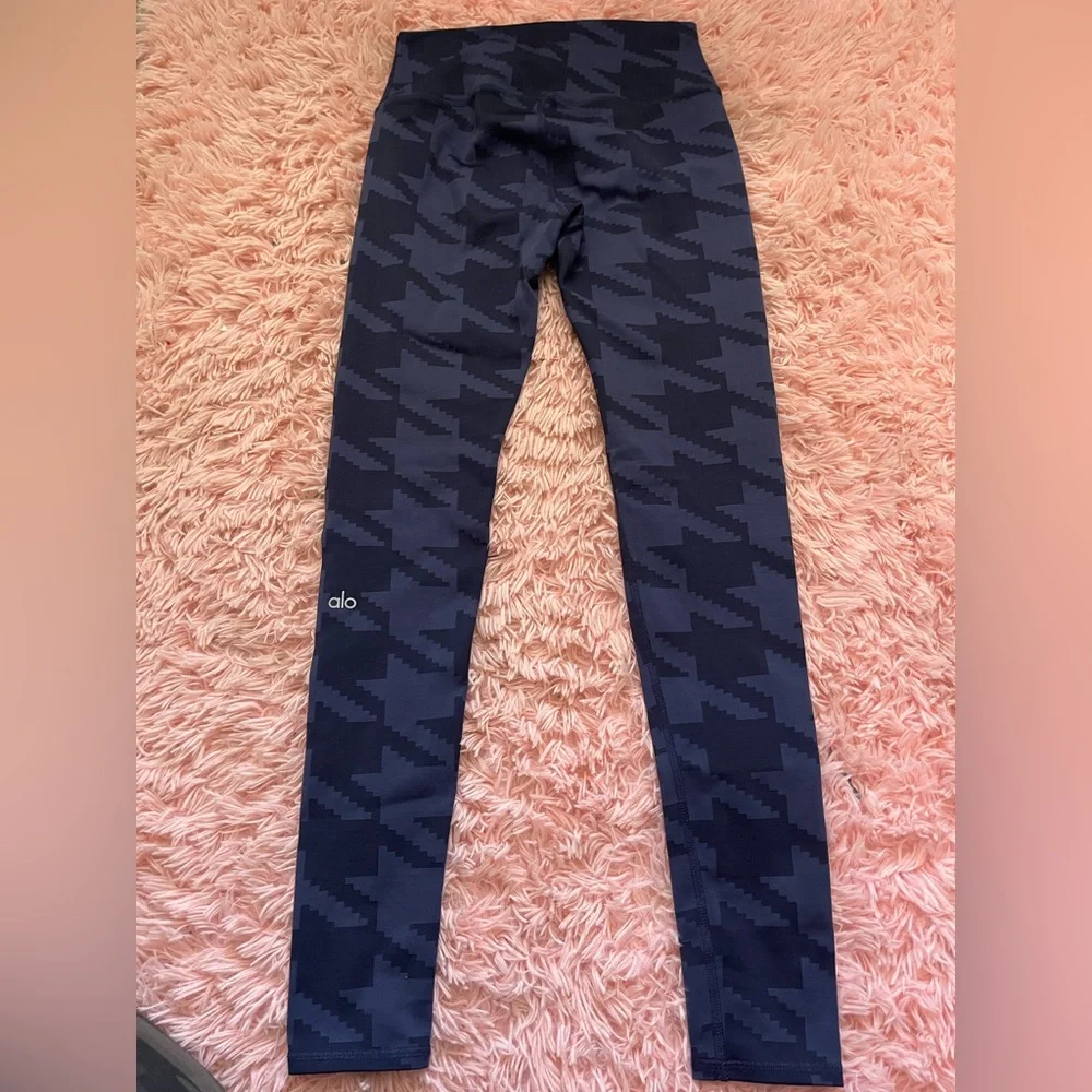 Alo Yoga High Waisted Leggings Navy Camo Houndstooth Print Athletic Size M 7/8 - Picture 2 of 6